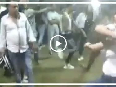 شاهد بالفيديو|| فتاة ترّقص بـ"الأسلحة البيضاء" بطريقة مرعبة في حفل زفاف