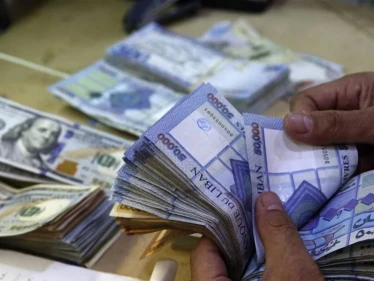 لبنان على حافة الانهيار.. الدولار يسجل أرقام تاريخية في السوق السوداء واللبنانيون يخرجون بتظاهرات