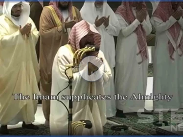 بالفيديو|| لحظات مؤثرة لإزالة الحواجز حول الكعبة.. وإقامة أول صلاة تراويح