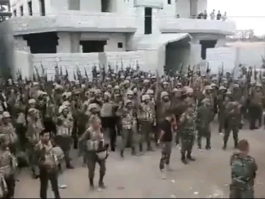 بالفيديو|| "أرواحنا فدا الأسد".. تحشدات لقوات النظام السوري حول درعا ومطالب جديدة للجنتها المركزية تضعها أمام خيارين