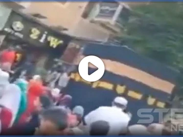 بالفيديو|| مصريون يثيرون الجدل على مواقع التواصل.. بطوافهم حول مجسم الكعبة