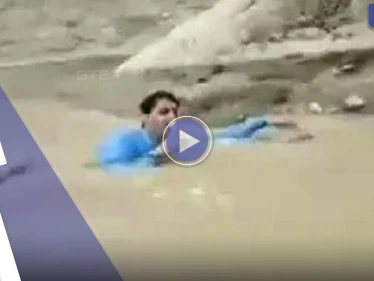بالفيديو|| مياه السيول تجرف مذيعاً على الهواء مباشرة