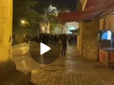 بالفيديو|| في حركةٍ مستفزة.. عشرات المستوطنين يرقصون أمام أحد أبواب المسجد الأقصى
