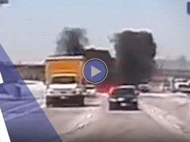 بالفيديو|| بطريقة هوليودية.. سقوط طائرة وسط طريق سريع حولها إلى كرة من النيران