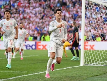 بشق الأنفس وبمباراة مثيرة.. إسبانيا تتخطى عقبة سويسرا إلى نصف نهائي يورو 2020