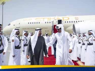 أمير قطر يصل إلى أبوظبي مع كبار مسؤولي بلاده - وكالة ستيب نيوز