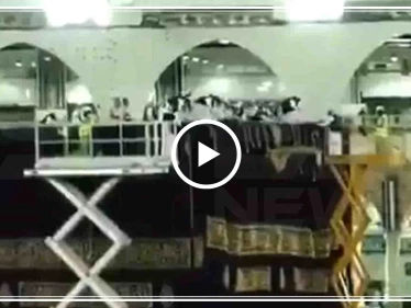 شاهد مراسم تبديل كسوة الكعبة بجديدة مصنوعة من الحرير والذهب