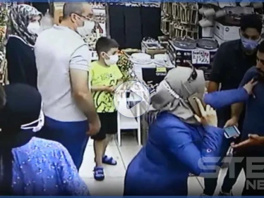 بالفيديو|| لاجئة سورية تتعرض للضرب من أتراك في إسطنبول