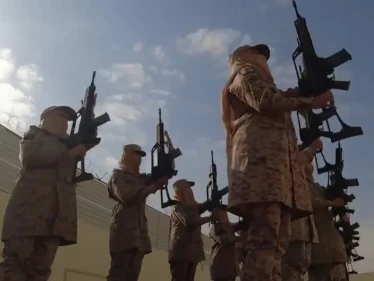 لأوّل مرّة.. الدفاع السعودية تنشر فيديو لتخرج دفعة نسائية بالجيش