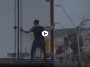 بالفيديو|| خاطر بحياته لدخول صندوق شاحنة بهدف الهجرة من المغرب إلى أوروبا.. شاهد كيف انتهى به الأمر