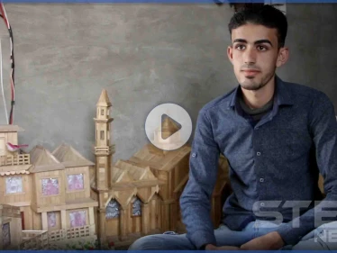 "محمد الريا" شاب لم يمنعه النزوح من الإبداع في صنع المجسمات الخشبية