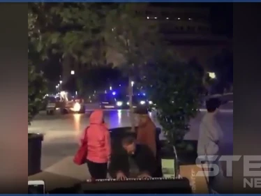 بالفيديو|| غير آبه بما يجري.. رجل إسباني يعزف البيانو فيما تدور خلفه اشتباكات عنيفة