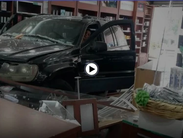 بالفيديو|| سيدة لبنانية تقتحم بسيارتها رباعية الدفع صيدلية في منطقة يسوع الملك