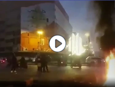 بالفيديو || لبناني ينهال ضربًا على عنصر أمن.. ومظاهرات غاضبة في طرابلس رفضًا للإقفال التام