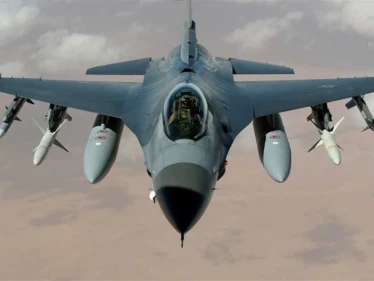 بالفيديو|| طائرة F16 من سلاح الجو الملكي الهولندي تصطدم بمبنى عسكري بعد إقلاعها من قاعدة جوية