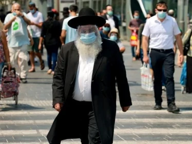 إسرائيل تعفي سكانها من ارتداء الكمامات في الأماكن المفتوحة لأول مرة منذ عام