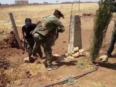 بالفيديو|| مقاتل من قوات النظام السوري ينشق مسلماً نفسه لمقاتلي درعا ويستهدف زملائه بالرصاص