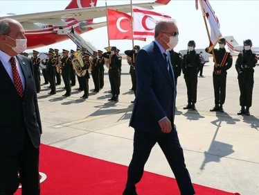 تجاهل تحذيرات الاتحاد الأوروبي.. أردوغان من داخل قبرص يتحدى ويتوعد