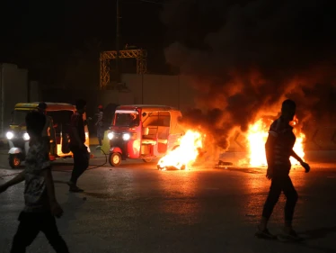 بالفيديو|| محتجون يضرمون النار أمام مبنى القنصلية الإيرانية بكربلاء ويحاصرونها.. والقوات الأمنية العراقية تتحرك