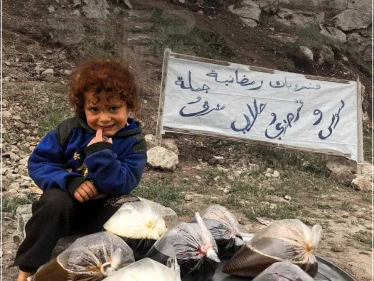 أصغر بائعة سوس في إدلب خلال شهر رمضان المبارك