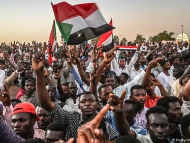بالفيديو || آلاف السودانيين يجوبون شوارع الخرطوم مُطالبين بحكم مدني في البلاد