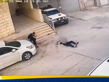 شاهد|| فيديو يظهر ما فعتله جندية إسرائيلية مع طفل فلسطيني تعرض لإطلاق نار في جنين