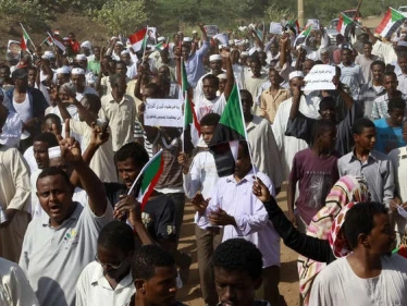 الحكومة السودانية تصف المتظاهرين بـ "المندسين" والجيش يُعلن مساندتها