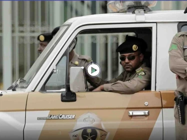 بالفيديو|| في مشهد مثير للجدل.. القبض على مواطنين سعوديين بتهمة الرقص فوق شاحنة أثناء سيرها