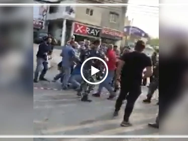 بالفيديو| لبنانيون يلقنون عنصرًا مسلحًا درسًا قاسيًا بعد استخدامه الرصاص الحي لتفريق مظاهرة