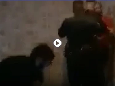 بالفيديو|| فلسطيني يركل ويلكم ضابطاً إسرائيلياً في كفر قاسم رغم الحراسة المشددة.. ونتنياهو يُعلّق