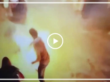 بالفيديو||متظاهر لبناني يحرق نفسه في ساحة رياض الصلح