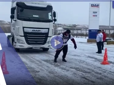 بالفيديو|| روسي يسحب شاحنة تزن 8 أطنان مربوطة إلى عضلات صدره ويسير فوق أرض متجمدة ليحطم الرقم القياسي