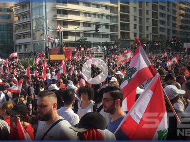 بالفيديو|| ميليشيا حزب الله تطلق النار على متظاهرين لبنانيين يحملون مصاباً في ساحة الشهداء