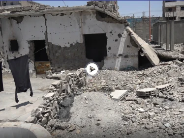 أم أحمد .. امرأة سبعينية نازحة تتخذ من مدينة الرقة مكاناً أمناً للعيش بظل غياب جميع مقومات الحياة الكريمة والبسيطة