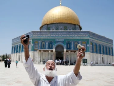 عشرات الإصابات في مواجهات عنيفة بين إسرائيليين وفلسطينين وتركيا وأمريكا ودول الخليج يصدرون بيانات (فيديو)