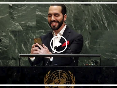 بالفيديو: رئيس يلتقط "سيلفي" على منصة الأمم المتحدة قائلاً: يجب أن أوثق هذه اللحظة!