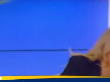 بالفيديو|| محللة سياسية تفقد وعيها على الهواء مباشرة.. وردة فعل المذيع تثير تفاعلا