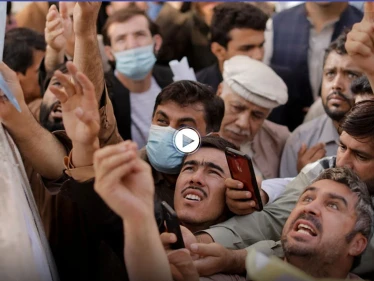 بالفيديو|| عنصر من طالبان يعتدي بالضرب المبرح على مواطنين أمام مكتب إصدار جوازات السفر
