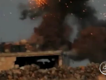 بالفيديو||الجبهة الوطنية تدمر موقعاً عسكرياً للنظام السوري جنوبي إدلب.. ومقتل عنصر للأخير قنصاً