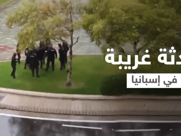 بحادثة مثيرة... رجل يركض "عارياً" وسط شوارع إسبانيا ويصرخ "الله أكبر" وينهي حياته أمام الشرطة (فيديو)