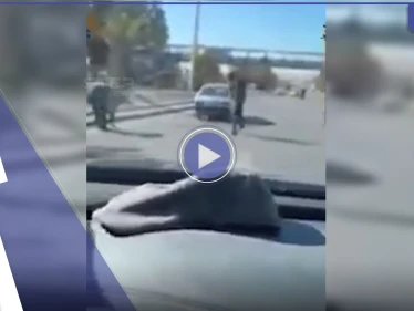 "شو هالبلد عملة بالأراضي والله".. مشاهد لا تصدق لأموال تتطاير بدمشق والناس يسارعون لجمعها