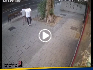 نجيا بأعجوبة.. شاهد|| لحظة سقوط شظايا صاروخ بالقرب من شابين في تل أبيب