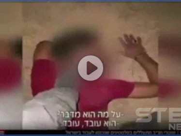 بالفيديو|| جندي إسرائيلي يدوس على رأسي عمال فلسطينيين ويهينهم