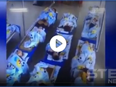 بالفيديو|| مربية أطفال تقوم بفعل "صادم" مع طفلة أثناء نومها وكاميرا مراقبة تكشفها