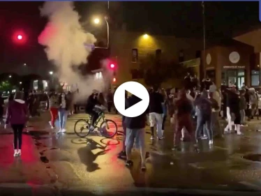 بالفيديو || احتجاجات غاضبة في أمريكا بعد مقتل شاباً أسود برصاص شرطي