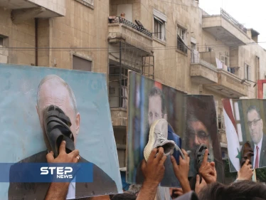 "الثورة ما ماتت"شعار جديد بمظاهرات خرجت اليوم في مدينة إدلب ..تأكيداً على استمرار الثورة