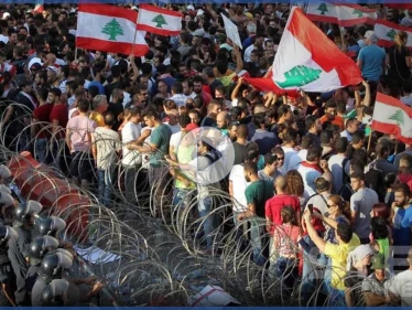 النار والدولار يشعلان بنك لبنان والمهجر.. وأمريكا تطلب من رعاياها مغادرة البلاد فورا (فيديو)