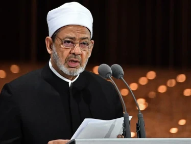 شيخ الأزهر يُطلق وصفاً على من يحرم تهنئة المسيحيين بأعيادهم