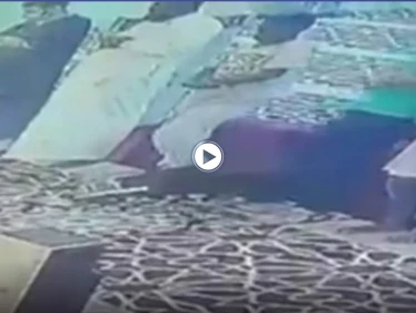 بالفيديو|| لحظة وفاة مؤذن أردني داخل مسجد في مكة المكرمة وهو يصلي