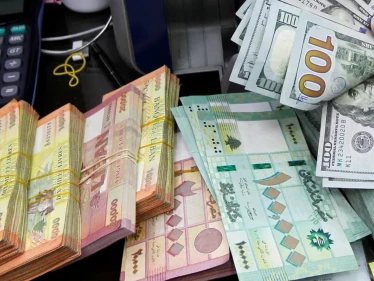الليرة اللبنانية بأدنى مستوى تاريخي لها بعد أن فقدت 90 بالمئة من قيمتها